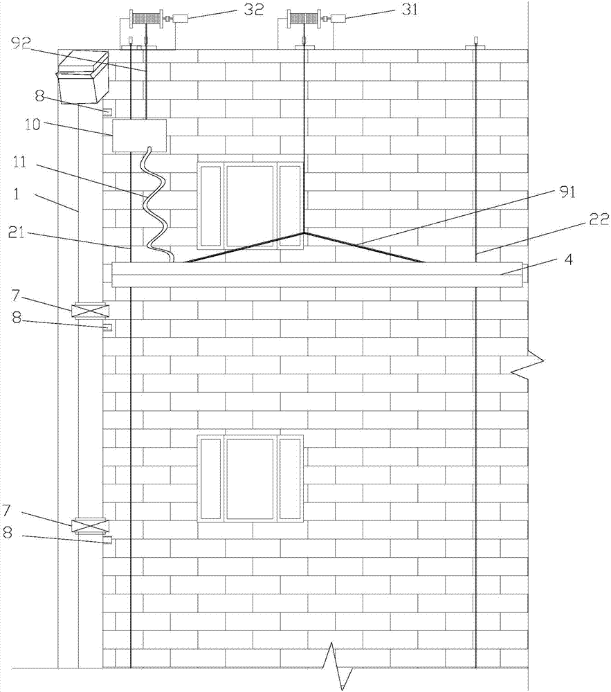 一种利用雨水和清洗液清洗建筑外墙的装置及方法